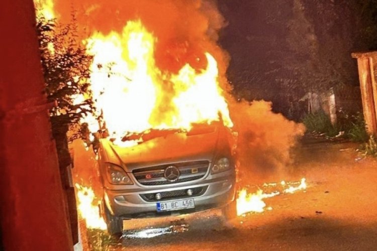 D&uuml;zce'de minib&uuml;s alev alev yandı