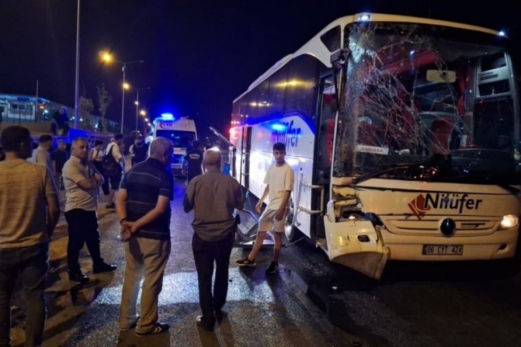 Manisa Turgutlu'da yolcu otob&uuml;s&uuml; TIR'a arkadan &ccedil;arptı