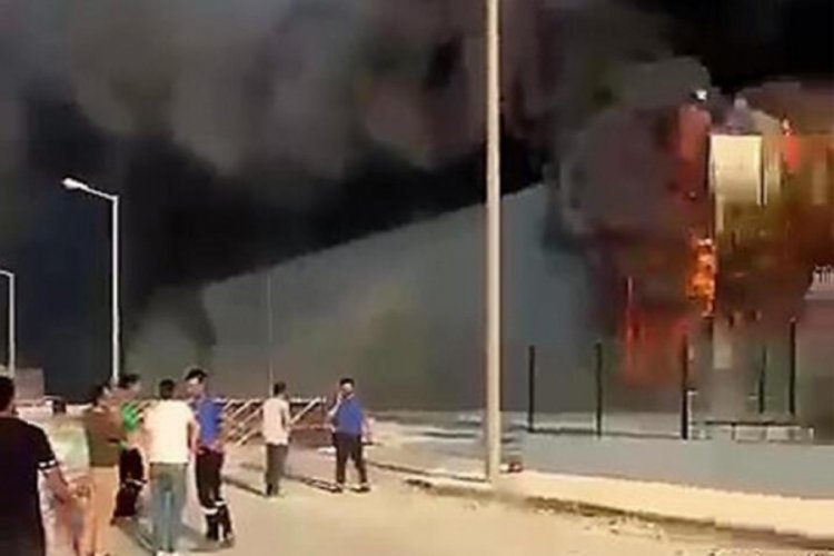 Denizli'de fabrika yangını: Alevler bir anda binayı kapladı