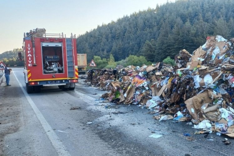 Balıkesir-Bursa yolunda seyir halindeki tır alev topuna d&ouml;nd&uuml;