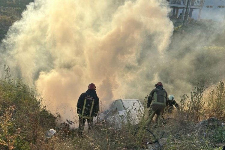 Bursa'da şarampole u&ccedil;an minib&uuml;s alev alev yandı: 2 yaralı
