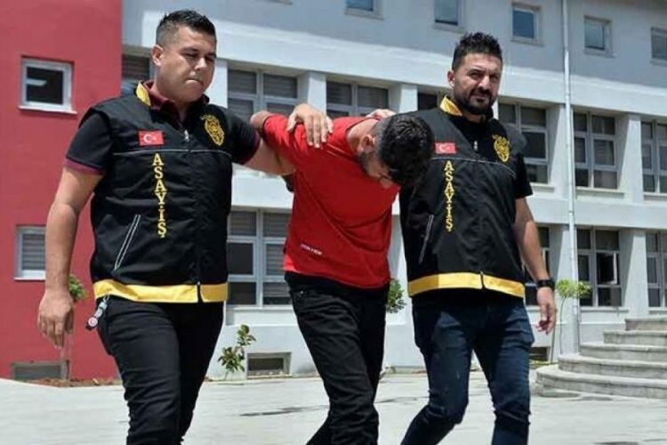 Takip ettiği kadının &ccedil;antasından telefonunu &ccedil;aldı!