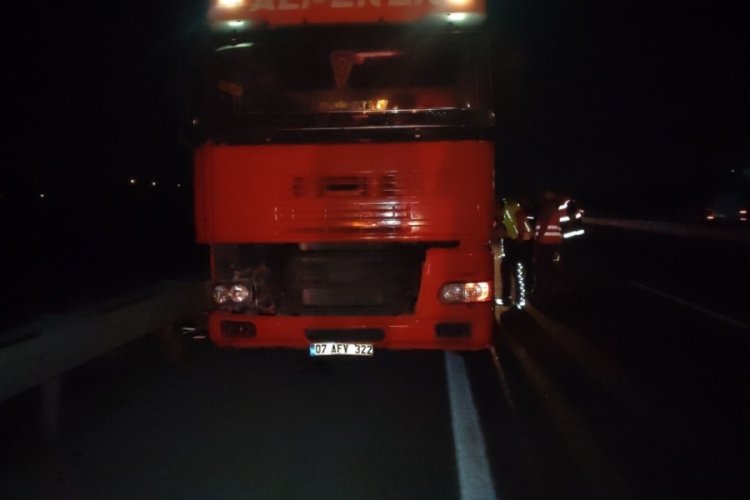 Bursa'da tır ile bariyer arasına sıkıştı 1 &ouml;l&uuml; 3 yaralı