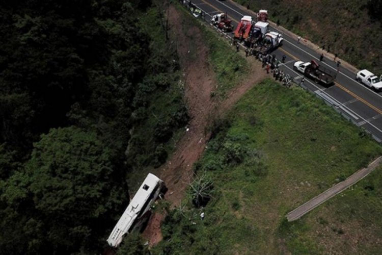 Meksika'da otob&uuml;s u&ccedil;uruma yuvarlandı