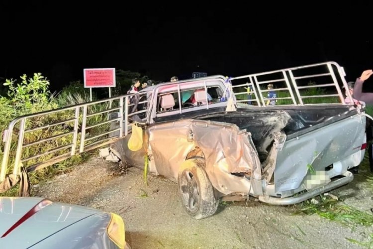 Tayland'da y&uuml;k treni, iş&ccedil;ileri taşıyan kamyonete &ccedil;arptı