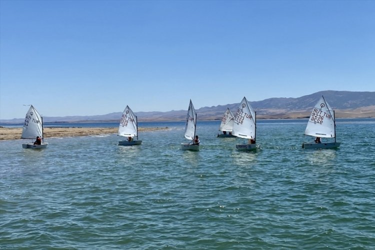 Hirfanlı Baraj G&ouml;l&uuml; Optimist Yelken Yarışları, Kırşehir'de başladı