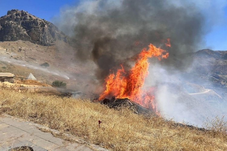 Elazığ'da sigara izmariti otluk alanda yangın &ccedil;ıkardı