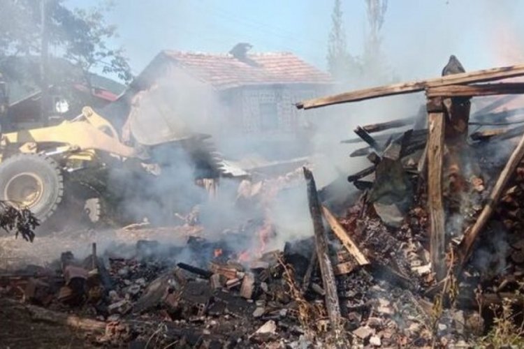 Kastamonu'da evde &ccedil;ıkan yangında 2 kişi yaralandı