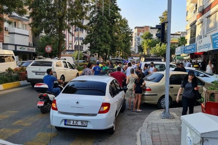 Aydın'da direksiyon hakimiyetini kaybederek 4 araca birden &ccedil;arptı!