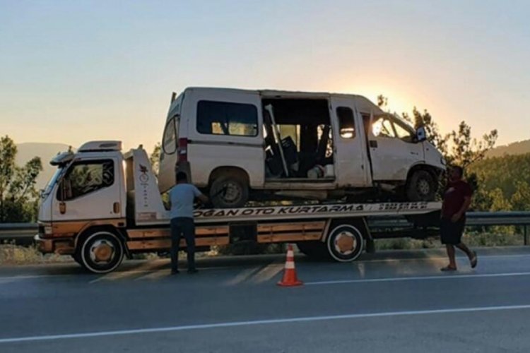 Mersin'de kontrolden &ccedil;ıkan servis şarampole devrildi! 1 &ouml;l&uuml;, 14 yaralı