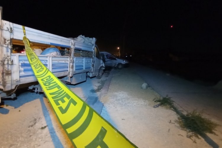 Konya'da hafif ticari ara&ccedil; kamyonetle &ccedil;arpıştı! 1 &ouml;l&uuml;, 3 yaralı
