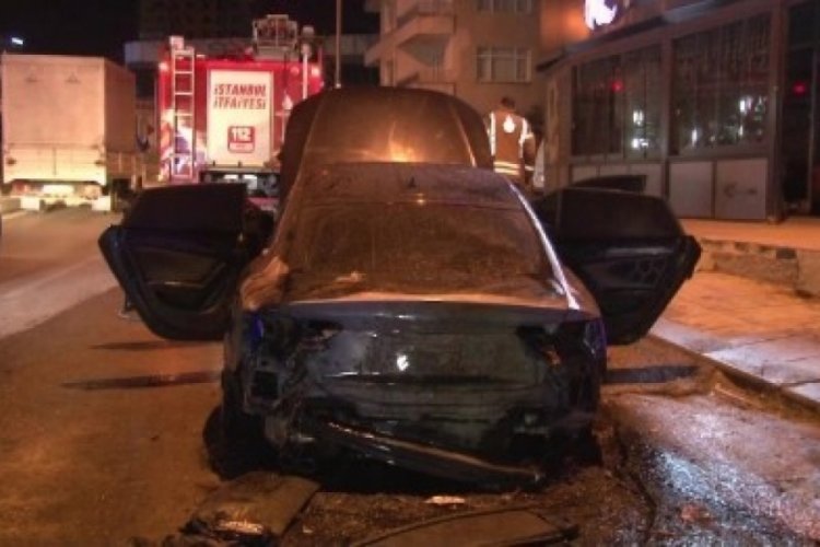 İstanbul'da otomobil yakıt ka&ccedil;ağı nedeniyle dakikalarca yandı
