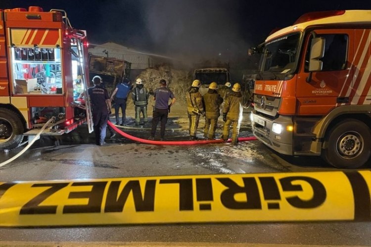 İstanbul'da park halindeki ara&ccedil;larda yangın &ccedil;ıktı! İtfaiye ekipleri s&ouml;nd&uuml;rd&uuml;