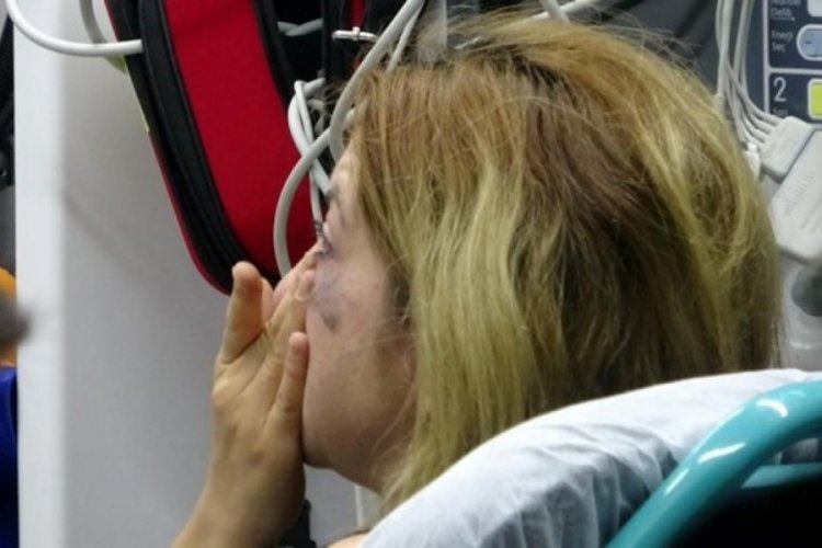 Otomobilin i&ccedil;inde 2 kadını d&ouml;vd&uuml;! Cadde ortasında bırakıp ka&ccedil;tı