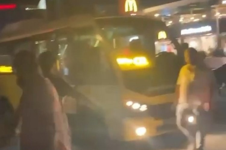 Bursa'da otob&uuml;s şof&ouml;r&uuml; &ouml;n&uuml;ndeki ara&ccedil; s&uuml;r&uuml;c&uuml;s&uuml;n&uuml; bı&ccedil;akladı!