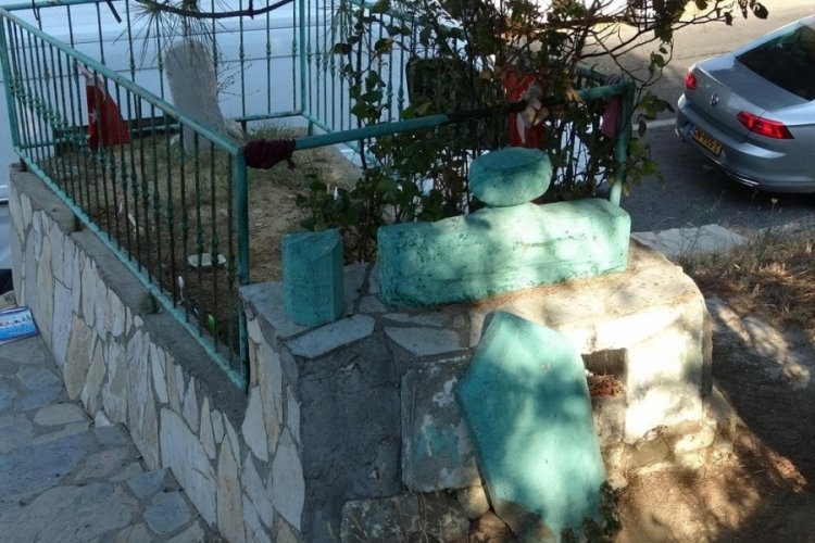 Kaşıklı Dede Yatırında kaşık dikip dilek diliyorlardı...
