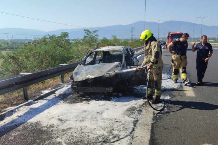 Bursa'da otoyolda seyir halindeki otomobil yandı