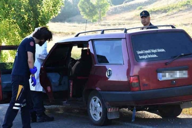 Yol kenarındaki otomobilde sır &ouml;l&uuml;m! Biri kadın 2 kişinin cesedi bulundu