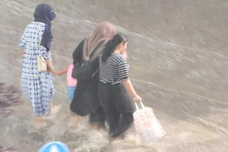 Erzurum'da şiddetli yağış! Yollar g&ouml;le d&ouml;nd&uuml;