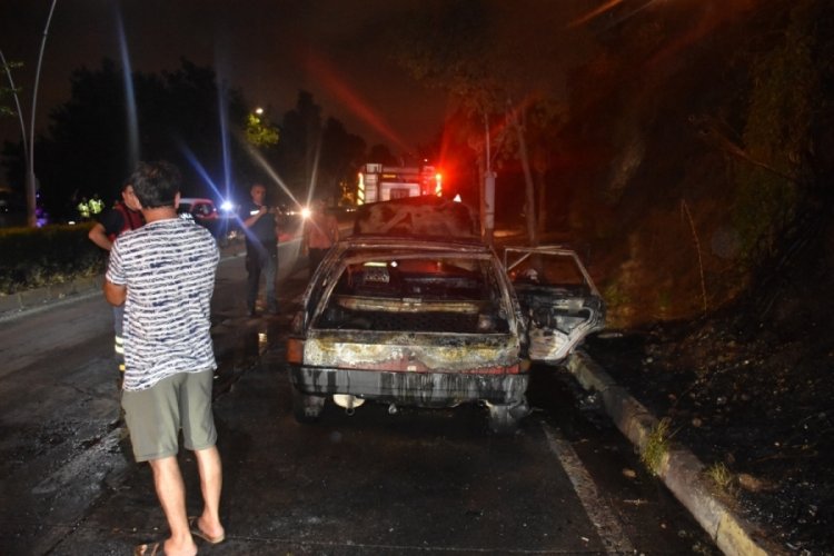 Adana'da otomobil alev alev yandı