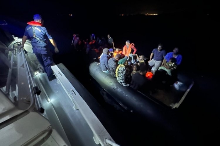 İzmir a&ccedil;ıklarında geri itilen 130 d&uuml;zensiz g&ouml;&ccedil;men kurtarıldı