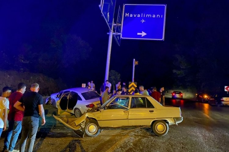 Zonguldak'ta iki otomobil &ccedil;arpıştı: 2 yaralı