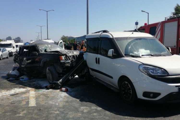 İstanbul'da zincirleme trafik kazasında 3 kişi yaralandı