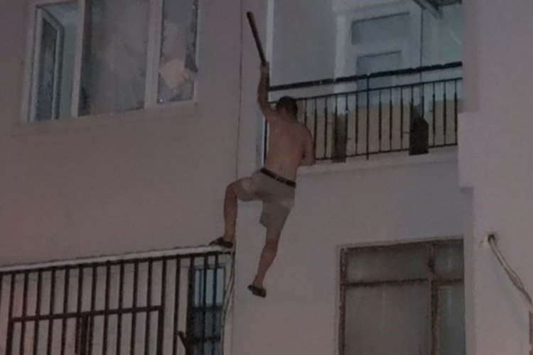 Antalya'da bir kişi elindeki bı&ccedil;akla polis ekiplerine zor anlar yaşattı! Birinci kattan yere d&uuml;şt&uuml;