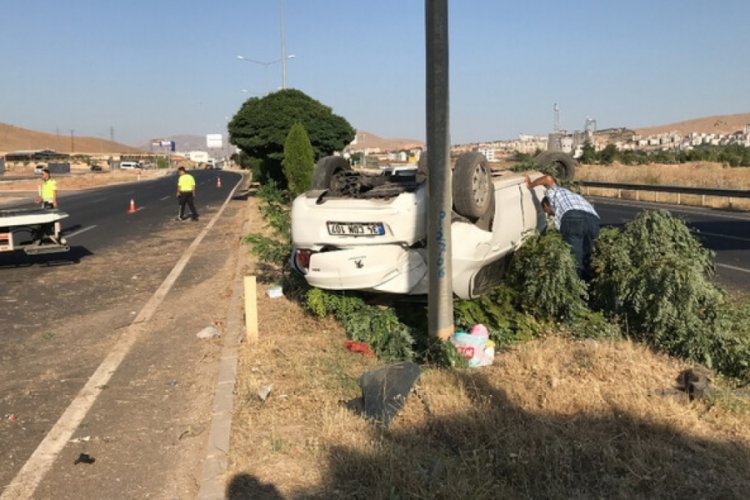 Elazığ'da aydınlatma direğine &ccedil;arpan otomobil takla attı! 4 yaralı