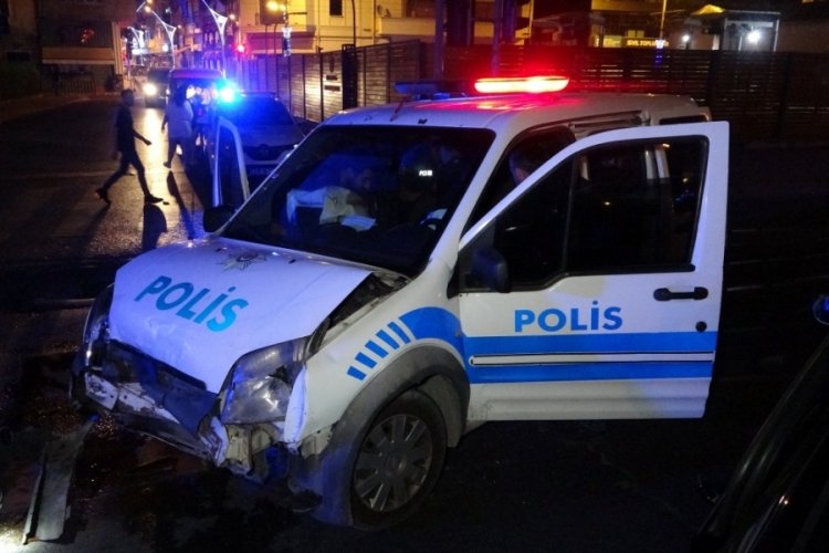 Kocaeli'de polis aracı ile otomobil &ccedil;arpıştı! 1'i polis iki yaralı