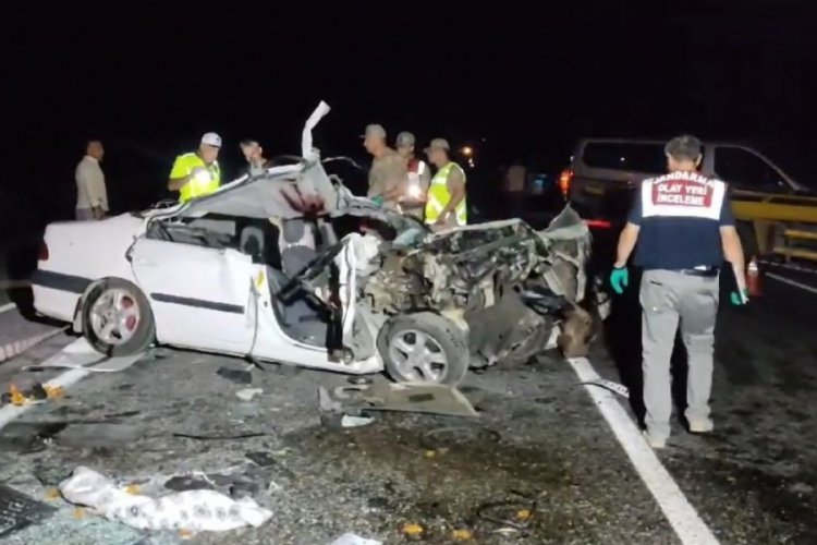 Van'da otomobil trakt&ouml;re &ccedil;arptı: 1 &ouml;l&uuml;, 3 yaralı
