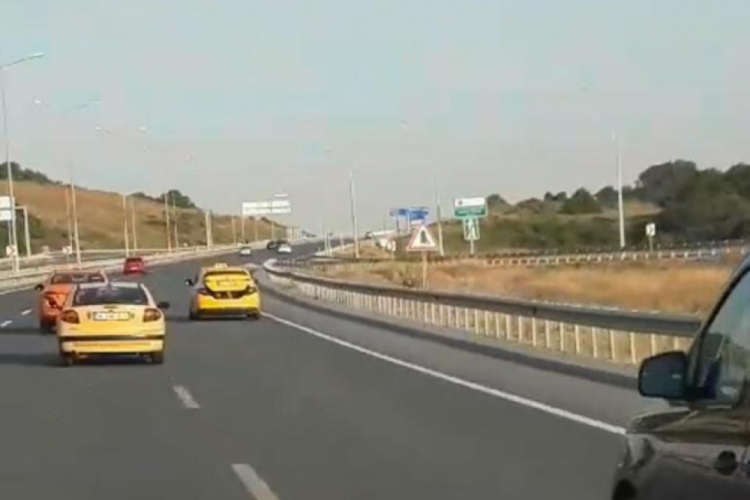 İstanbul'da trafikte akıl almaz g&ouml;r&uuml;nt&uuml;!