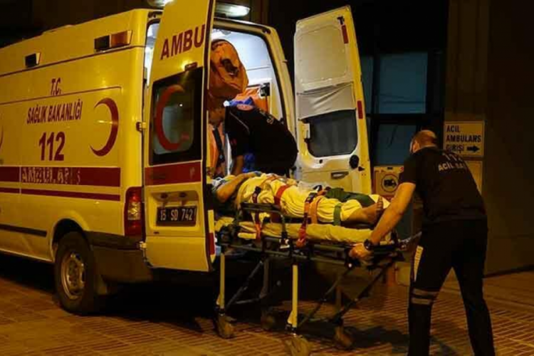 Burdur'da hafif ticari ara&ccedil; ve otomobil &ccedil;arpıştı: &Ouml;l&uuml; ve yaralılar var