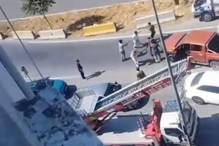 İstanbul'da trafikte kavga: &Ouml;nce kadına sonra adama yumruk attı