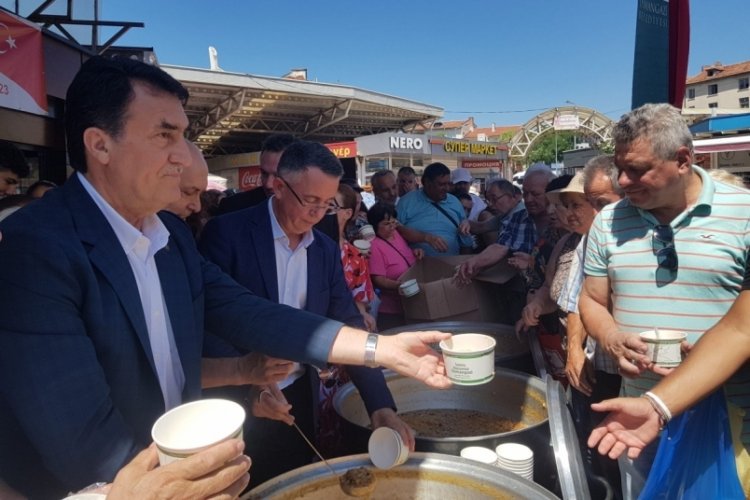 Osmangazi Belediyesi Bulgaristan'ın Kırcaali şehrinde aşure dağıttı!