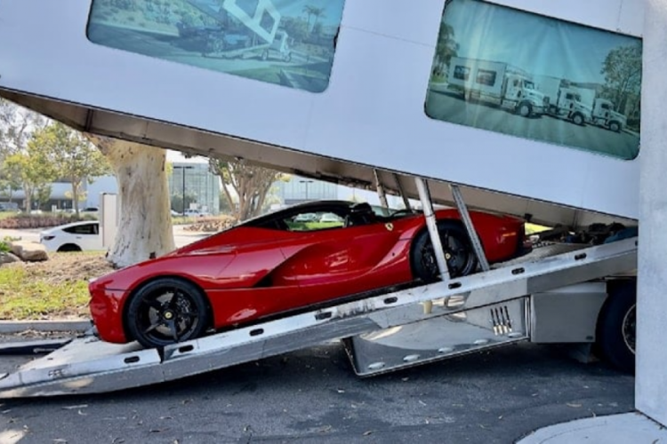 Travis Scott &ouml;zel &uuml;retim Ferrari'sini satıyor
