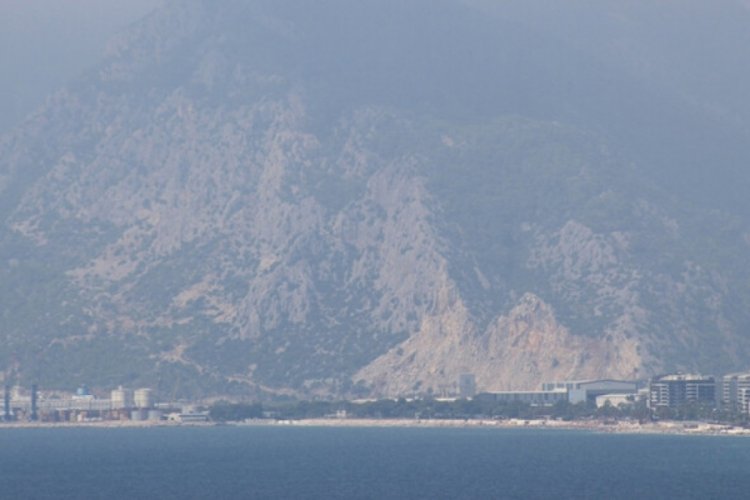 Antalya'da nem oranı y&uuml;zde 70'e ulaştı! G&ouml;r&uuml;ş mesafesi azaldı