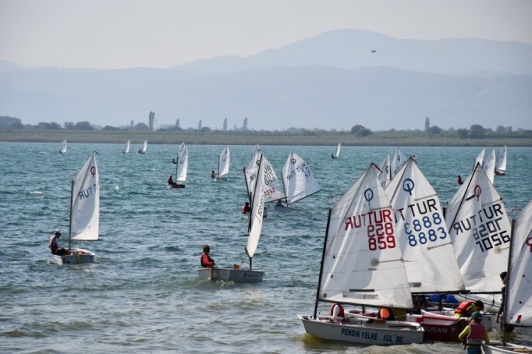 Bursa'da İznik g&ouml;l&uuml;nde yelken yarışları