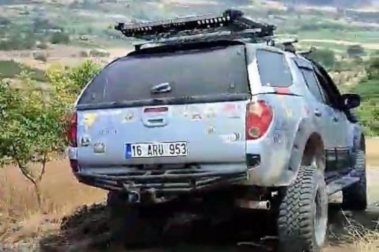 Bursa'da Mustafakemalpaşa'daki yangına off-road ara&ccedil;larıyla m&uuml;dahale edildi