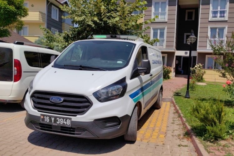 Bursa'da ağabeyi evde &ouml;ld&uuml;! Sorumlu tabib gelmeyince toprağa verilemedi