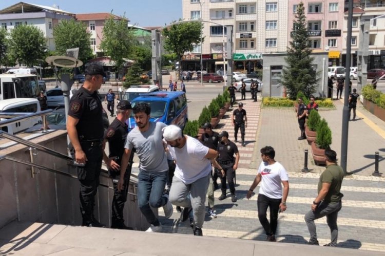 Bursa'daki g&uuml;r&uuml;lt&uuml; kavgasında yaralılardan 1 kişi &ouml;ld&uuml;! 3 ş&uuml;pheli yakalandı