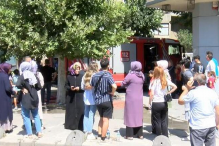 İstanbul'da mahalleyi sokağa d&ouml;ken yangın
