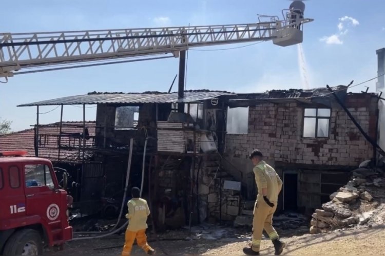 Burdur'da ev yanarak k&uuml;le d&ouml;nd&uuml;