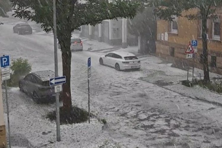 Almanya'yı dolu vurdu: Yollar beyaza b&uuml;r&uuml;nd&uuml;
