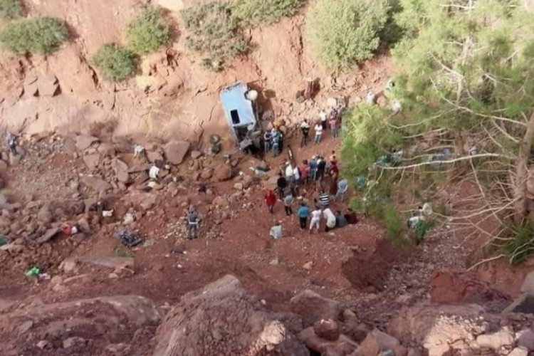 Fas'ta minib&uuml;s şarampole yuvarlandı: Onlarca &ouml;l&uuml; var