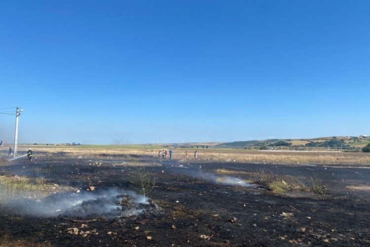 Tekirdağ'da tarla yangını evlere sı&ccedil;ramadan s&ouml;nd&uuml;r&uuml;ld&uuml;