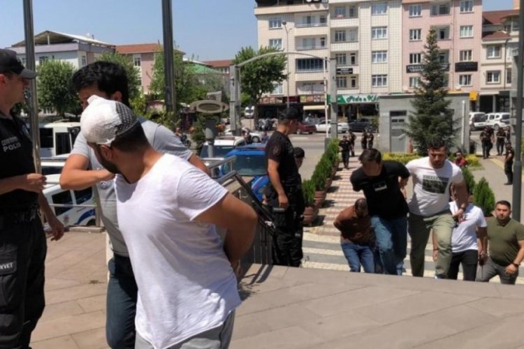 Bursa'da 1 kişinin &ouml;ld&uuml;ğ&uuml; 2 kişinin yaralandığı g&uuml;r&uuml;lt&uuml; kavgasında 2 kişi tutuklandı