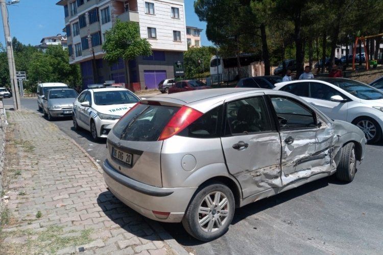 Karab&uuml;k'te panelvan ile otomobil &ccedil;arpıştı