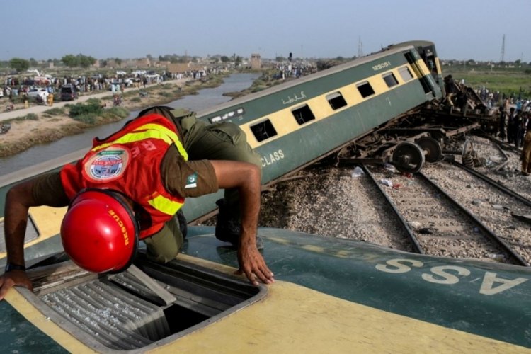 Pakistan'da tren faciası: En az 30 &ouml;l&uuml; 90'dan fazla yaralı