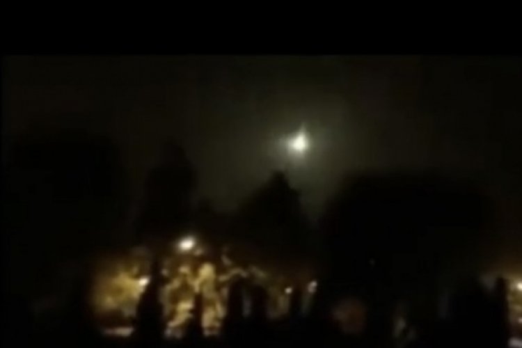 Bursa'dan da g&ouml;r&uuml;len ışık h&uuml;zmesi meteor d&uuml;şt&uuml; iddialarına sebep oldu!